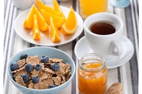 Le petit-déjeuner idéal pour vivre mieux et plus longtemps : jusqu’à 12 ans d’espérance de vie gagnés selon les experts